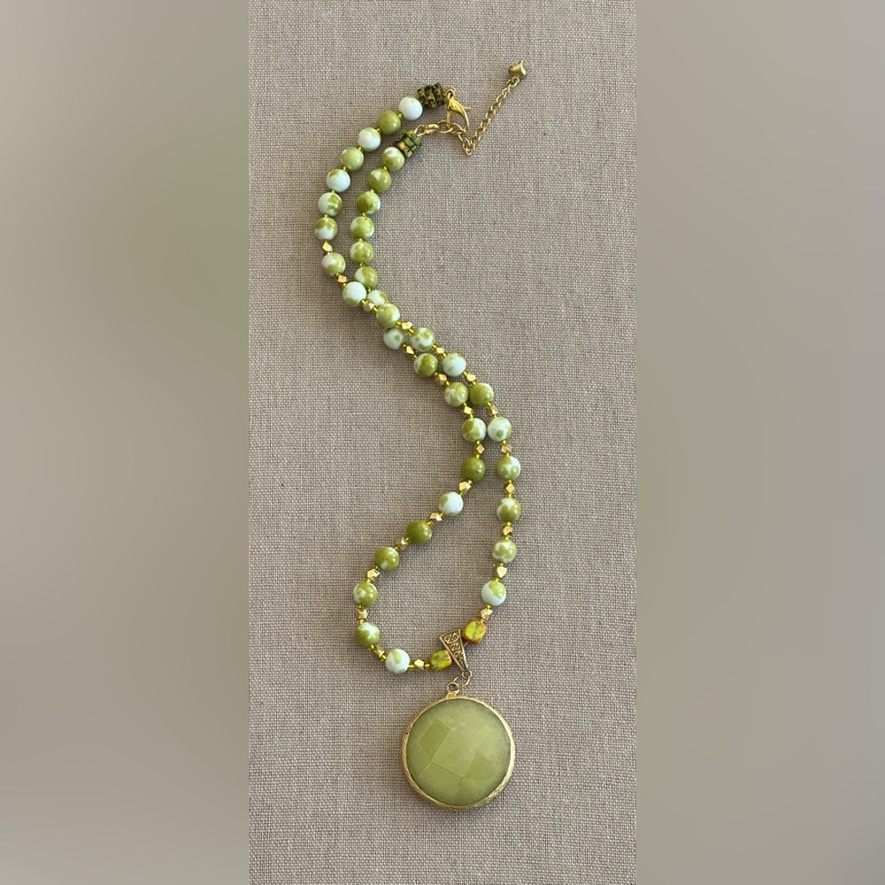 22-1/2 inch Elegant Green Beaded Necklace with Gold Accents